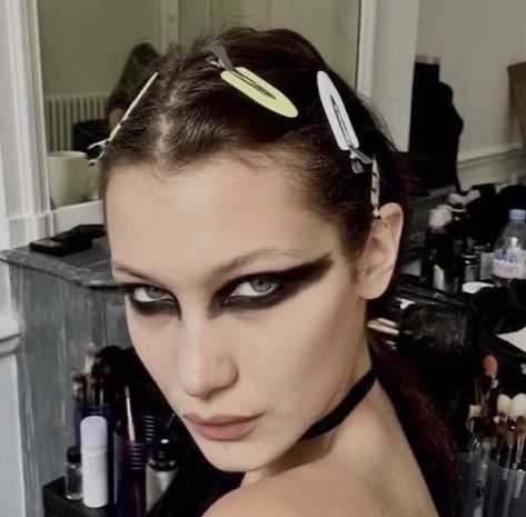 Black Swan Makeup, Bella Hadid Makeup, Runway Makeup, Make Up Inspo, Eye Makeup Art, Editorial Makeup, Black Swan, Model Life, Artistry Makeup