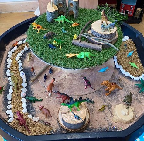 @tineytreasuresplayhouse on Instagram: “Love this dinosaur land using weetabix and cocoa powder - smelt delicious!! 🦕 🦖 #earlyyearsideas #eyfsideas #eyfsteacher #eyfs #enfield…” Dinosaur Tuff Tray, Dinosaur Land, Tuff Tray Ideas, Creative Chaos, Dinosaur Park, Sensory Activities Toddlers, Dinosaur Activities, Tuff Tray, Daycare Ideas