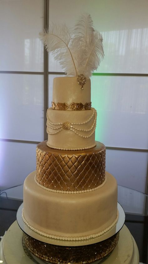 The Great Gatsby Quinceanera Theme, Great Gatsby Birthday Cake, Wedding Cake Elegant Gold, Gatsby Cake, Queens Birthday Cake, Adult Prom, Masquerade Cakes, Old Hollywood Theme, Feather Party