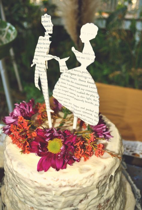 How to put together a literary wedding theme – My Something Blue Literary Wedding Theme, Book Themed Wedding, Literary Wedding, Wedding Cake Prices, Creative Wedding Cakes, Wedding Cake Tops, Storybook Wedding, Diy Cake Topper, Themed Wedding Cakes