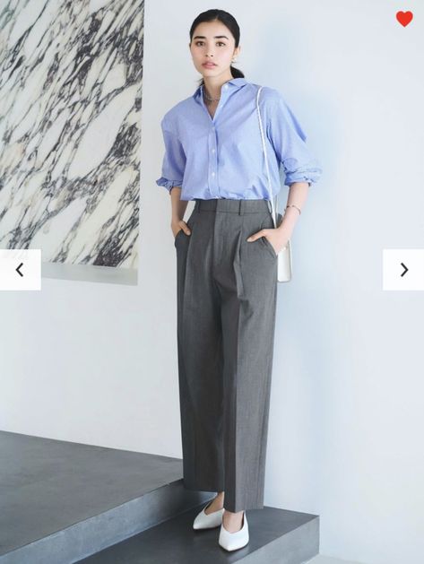 Gray Pleated Pants Outfit, Uniqlo Pleated Wide Pants Outfit, Grey Trousers Outfit Women Work Attire, Gray Slacks Outfit, Uniqlo Wide Pleated Pants, Gray Wide Leg Pants Outfit, Gray Slacks Outfit Women, Gray Trousers Outfit Women, Gray Pants Outfit For Work