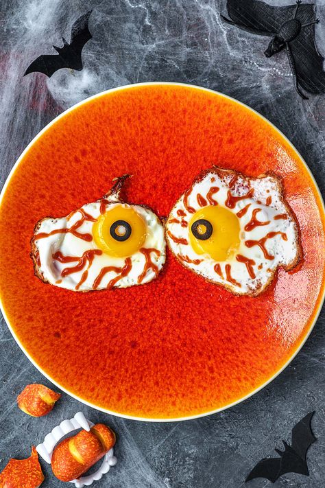 Super easy spider sunny side up eggs with black olives and ketchup | More Halloween appetizer recipes on blog.hellofresh.com Halloween Eggs Breakfast, Halloween Eggs, Halloween Breakfast, Easy Egg Recipes, Halloween Food Appetizers, Balanced Breakfast, Halloween Appetizers, Spooky Treats, Easy Eggs