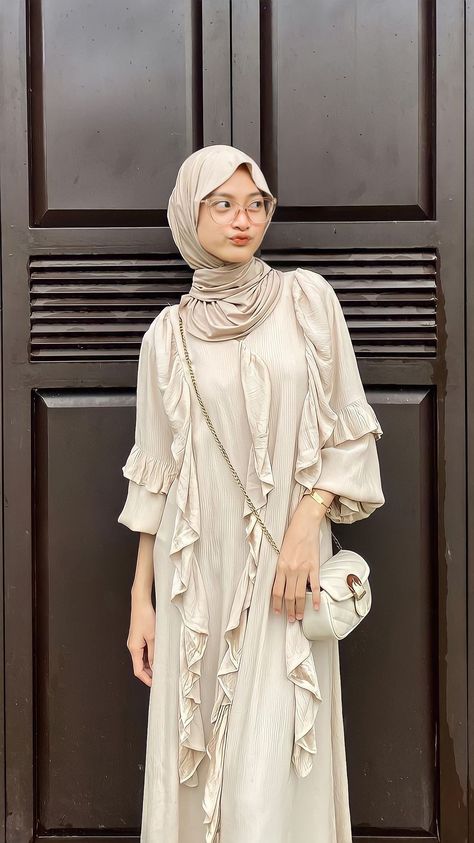 Lebaran Outfit, Dress Muslim Modern, Tutorial Hijab Pashmina, Rok Outfit, Modesty Outfits, Tutorial Hijab, Muslim Outfits Casual, Hijab Style Casual, Fashion Sketches Dresses