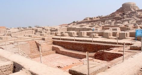 Until now, Mohenjo-daro in Pakistan was considered the largest among the 2,000 Harappan sites known to exist in India, Pakistan and Afghanistan. A recent report by the Archaeological Survey of India claims that Haryana’s Bhirrana is the oldest Harappan site and Rakhigarhi the biggest Harappan site in Asia. Mohenjo Daro, Istoria Artei, Cradle Of Civilization, Indus Valley Civilization, Empire Romain, Ancient India, Lost City, Mesopotamia, Archaeological Site