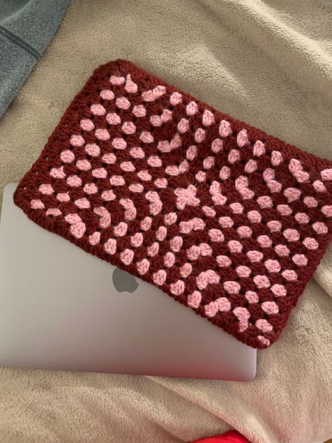 Granny Square Laptop Case, Crochet Computer Sleeve, Crochet Computer Case, Crochet Laptop Sleeve, School Crochet, Crochet Laptop Case, Computer Sleeve, Crochet Inspo, Crochet Inspiration