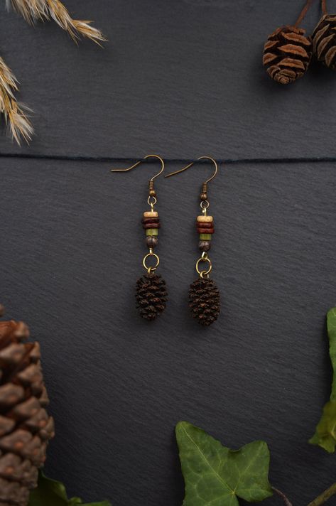 Nature jewelry lovers watch out! The forest jewelry collection is expanded by the alder earrings. These beautiful wooden earrings are made with real alder trees, collected in the Black Forest in southern Germany, and will delight any hippie or boho lover. The handmade wooden jewelry pieces are a perfect gift for the nature jewelry lover. Each earring has been carefully crafted from natural materials, making them one-of-a-kind. Wear a piece of the forest on your ears with a pair of alder earrings and show your love for nature. These ethnic earrings are versatile enough to be worn with a variety of outfits. Explore our collection of erlen earrings and wooden jewelry and find the piece of jewelry that enhances your personality. Treat yourself or a loved one to something special that is guaran Jewelry Made From Nature, Forest Jewelry Diy, Green Witch Jewelry, Boho Handmade Jewelry, Yule Earrings, Goblin Jewelry, Ren Faire Jewelry, Granola Jewelry, Goblincore Jewelry