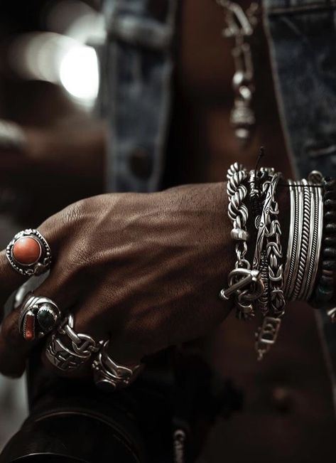 Biker Rings Mens, Steampunk Bracelet, Moda Hippie, Bracelets And Rings, Boho Men, Beaded Jewelry Designs, Friendship Bracelets Diy, Jewelry Lookbook, Jewelry Images