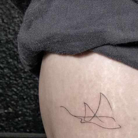 Vi on Instagram: "Sting ray  #stingraytattoo #linetattoo #minimalisttattoo #smalltattoo #cebutattoo  #cebutattooartist   Get inked! ✨Dm for inquiries  📍Pardo, Cebu City" Stingray Line Tattoo, String Ray Tattoo, Sting Ray Tattoo Simple, Simple Stingray Tattoo, Tattoo Stingray, Eagle Ray Tattoo, Sting Ray Tattoo, Manta Ray Tattoo, Underwater Drawing