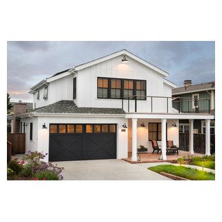 Surfside Farmhouse - Farmhouse - Exterior - San Francisco - by interiorstyle | Houzz Carriage Style Garage Doors, White Modern Farmhouse, Garage Door Windows, Carriage House Garage, Farmhouse Garage, Garage Door Types, Garage Addition, Building A Garage, Garage Exterior