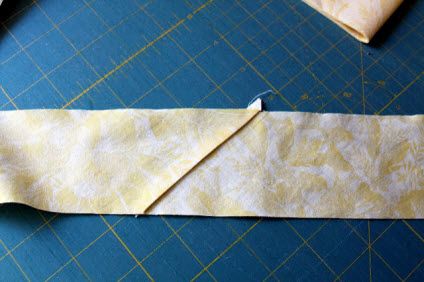 Tutorial: Bias binding for quilts · Quilting | CraftGossip.com Sew Bias Binding, Binding For Quilts, Bias Binding Tutorial, Make Bias Binding, Sewing Hems, Binding Tutorial, Sewing Alterations, Trendy Sewing, Long Arm Quilting