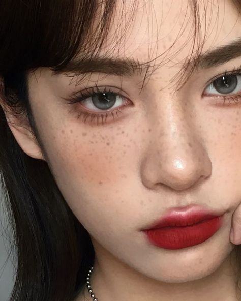 Red Lips Eye Makeup, Blush And Freckles Makeup, Asian Freckles Makeup, Asian Makeup On Western Eyes, Asian Fishing Makeup Example, Half Asian Makeup, Natural Red Lip Makeup, Douyin Makeup On Western Features, Asian Grunge Makeup