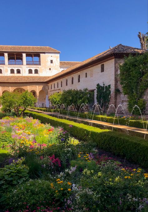 Flores palacio casa aesthetic Granada Alhambra cottage Vision Board Pictures Travel Spain, Granada Spain Aesthetic, Granada Aesthetic, Generalife Gardens, South Spain, Spain Granada, Alhambra Spain, Spain Aesthetic, Spain Itinerary