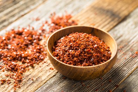 8 Aleppo Pepper Substitutes - the best alternatives for Aleppo pepper flakes. #substitutes #cookingtips Korean Chili Powder, Kabocha Squash Recipe, Korean Chili Flakes, Dried Chili Peppers, Aleppo Pepper, Fermented Cabbage, Dried Peppers, Korean Cooking, Bulgogi