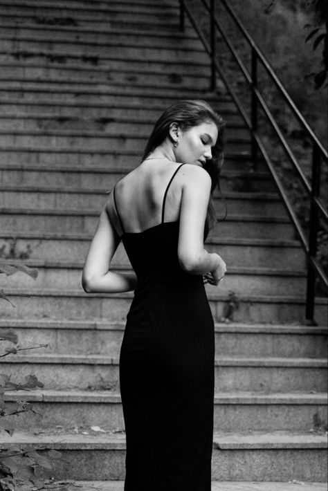 Vogue Street Photoshoot, Black Dress City Photoshoot, Street Photography Poses Women Dress, Black Dress Photoshoot Outdoor, City Fashion Photography, Street Fashion Photoshoot, Urban Fashion Editorial, Beach Photo Session, Prom Photoshoot