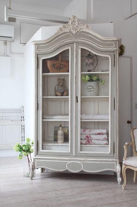 French Provincial Armoire, French Country Decorating Living Room, Muebles Shabby Chic, French Country Living, French Country Bedrooms, French Country Living Room, French Country Design, Shabby Chic Dresser, Country Living Room