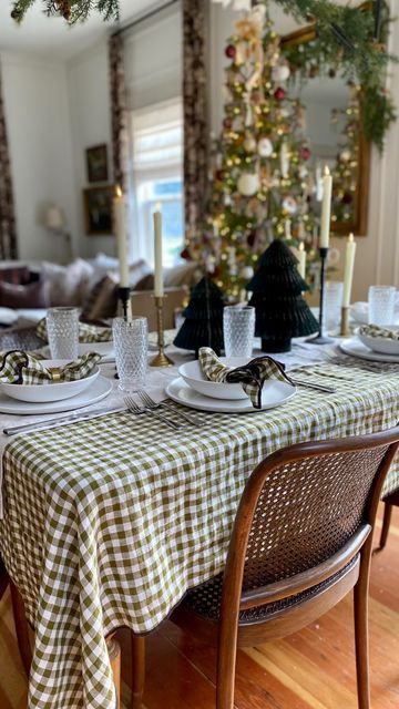 Gingham Christmas Table, Gingham Table Setting, Winter Tables, Vintage Christmas Table, Christmas Dinner Table Settings, Gingham Christmas, Gingham Tablecloth, Christmas Table Setting, Checkered Tablecloth