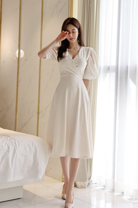 White Dress Korean Formal, Farewell Dresses, Hot Weather Outfits, White Dress Formal, Womens Trendy Dresses, Clothes Korean Style, Dress Korean, Women Dresses Classy, Fashion Vocabulary