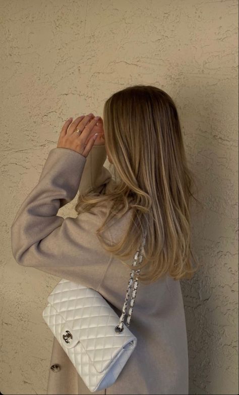 Perfect Blonde Hair, Classy Wallpaper, Dark Blonde Hair Color, Blond Balayage, Brown Hair Inspo, Ombre Hair Blonde, Cool Blonde Hair, Balayage Hair Dark, Balayage Blonde