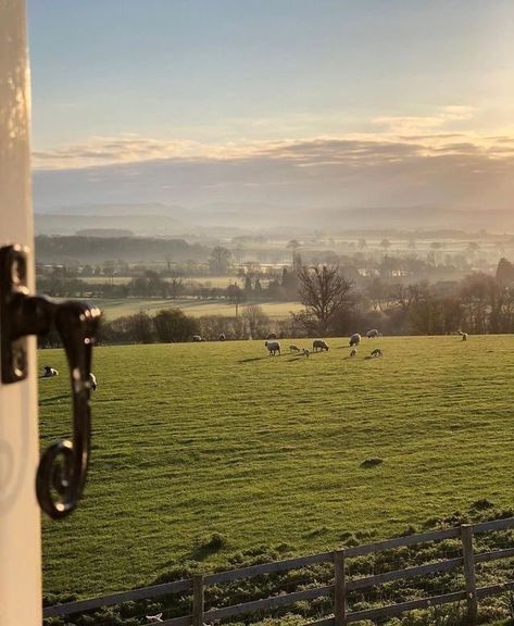 Millie Core, Morning View, Jolie Photo, English Countryside, Alam Yang Indah, Nature Aesthetic, Pretty Places, Country Life, Farm Life