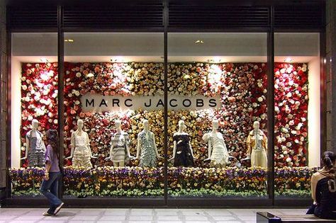 Floral Window Display, Showcase Store, Visual Merchandising Fashion, Spring Window Display, Store Front Windows, Visual Merchandising Displays, Spring Window, Flower Window, Retail Windows