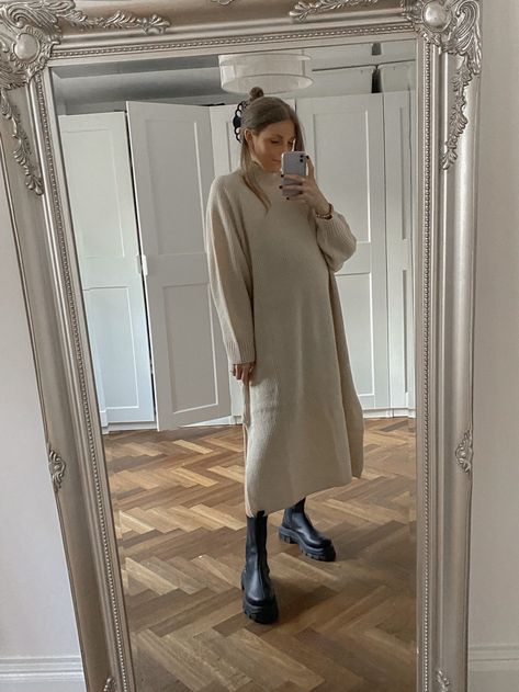 Maternity Fall 2023, Pregnancy Outfits Autumn Winter, Pregnant In Winter Outfits, Comfy Fall Maternity Outfits, Preggo Fashion Winter, Pregnant Outfits Autumn, Winter Maternity Outfits Casual, Cold Weather Maternity Outfits, Maternity Street Style Winter