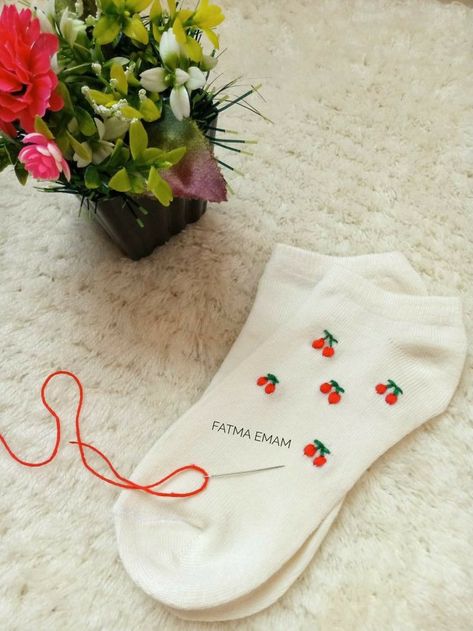 Imbrodri Design, Embroidery Jeans Diy, Embroidery Fashion Detail, Clothes Embroidery Diy, Embroidered Socks, Handmade Gifts Diy, Denim Embroidery, Diy Socks, Diy Embroidery Designs