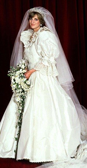 Princess Diana's Dress Details: A 25-foot train accented Diana's ivory Emanuel gown, made of 40 yards of silk taffeta; five extra copies were made as backups. For good luck, a small diamond-studded gold horseshoe was sewn into her gown. Princess Diana Wedding Dress, Diana Wedding Dress, Princess Diana Dresses, Princess Diana Wedding, Prins William, Storybook Wedding, Diana Wedding, Prins Harry, Princess Diana Family