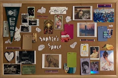 College Dorm Mood Board, Room Notice Board Ideas, Dorm Crafts Diy Decorations, Wall Decor Ideas Dorm, Dorm Decor Ideas Wall Decorations, Bulletin Board Dorm Room, Dorm Room Bulletin Boards, Fun Dorm Ideas, Teen Gallery Wall