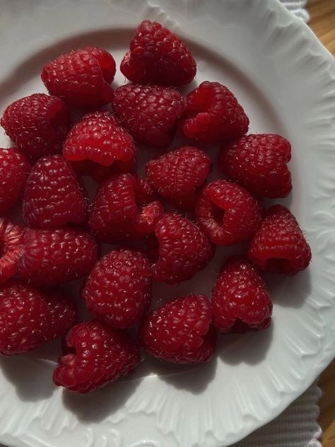 Aesthetic Raspberries, Raspberry Aesthetic, Sick Food, Elegant Food, Summer Recipes Dinner, Think Food, Healthy Foodie, Red Food, Food Obsession