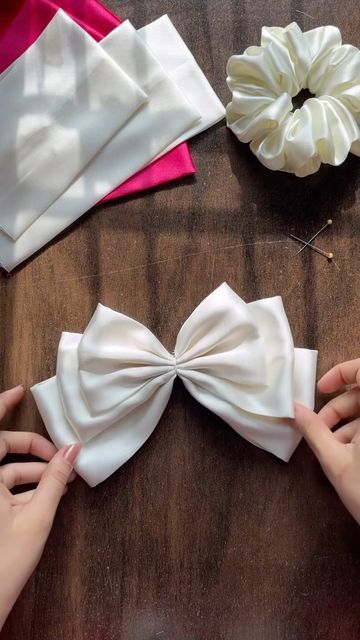 How To Make Bow Hair Clips, How To Make A Hair Bow, How To Make Hair Bows, Scrunchie Business, Fabric Bow Tutorial, Diy Hair Accessories Tutorial, Hair Bow Instructions, Hair Bows Diy Ribbon, Hair Accessories Tutorial