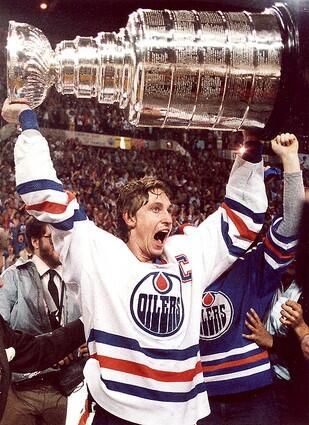 May 19, 1984 Wayne Gretzky & the Edmonton Oilers de-throned the four-time defending Stanley Cup champion New York Islanders four games to one in the Cup finals. #WayneGretzky #Edmonton #Oilers #NHL #NHLPlayoffs #SportsHistory #Hockey www.stores.ebay.com/G-Sports-Enterprises Oilers Hockey, Hockey Pictures, Wayne Gretzky, Hockey Games, Nhl Players, Sports Hero, Edmonton Oilers, Hockey Player, Hockey Fans