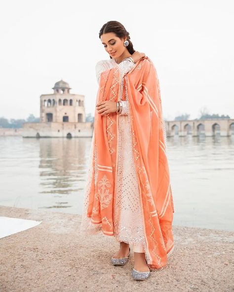 Handsome Celebrities, Iqra Aziz, Indian Photoshoot, Classy Casual, Silk Dupatta, Traditional Dress, Bollywood Stars, Girly Photography, Traditional Dresses