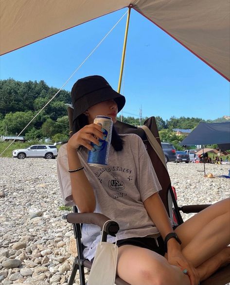 Hat For Beach, Bucket Hat Outfit, Summer Bucket Hat, Hat Aesthetic, Summer Poses, Outdoor Vacation, Beach Golf, Beach Fits, 사진 촬영 포즈