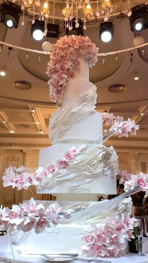 Amazing Wedding Cakes Elegant Unique, Arab Wedding Cake, Wedding Cakes Elegant Unique, Cake Designs For Wedding, Wedding Cakes Big, Wedding Torte, Wedding Cake Luxury, Wedding Cake Beautiful, Cake Decorating Wedding