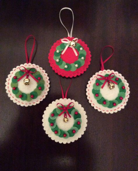 Small felt wreathes Small Felt Christmas Ornaments, Felt Wreath Ornament, Felt Crafts For Kids, Felt Crafts Christmas, Felt Wreath, Christmas Felt, Felt Christmas Decorations, Fun Christmas Decorations, Christmas Ornaments Homemade