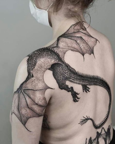 Dragon Tattoo Shoulder, Dragon Tattoo Back, Dragon Tattoo Ideas, Tattoos Instagram, Small Dragon Tattoos, Dragon Sleeve Tattoos, Dragon Tattoo For Women, Wing Tattoo, Back Of Shoulder Tattoo