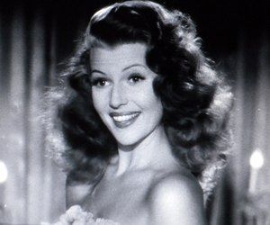 Another great on screen entrance, the hair flip - Rita Hayworth in Gilda Oud Hollywood, Rita Hayworth Gilda, Top Hollywood Movies, Black And White Movie, Orson Welles, Humphrey Bogart, Rita Hayworth, Film History, Vintage Hollywood