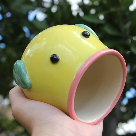 Delia | happyclaypot | I had so much fun making this Bellsprout cup! He wants to give you a big smooch. 😗🌱 | Instagram Pokemon Pottery, Clay Pokemon, Clay Monsters, Vanessa Lopes, Cerámica Ideas, Clay Crafts Air Dry, Pottery Crafts, Diy Pottery, Cute Clay