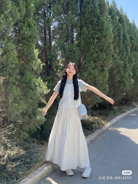 White Maxi Skirt Outfit, 2024 Lookbook, Skirt Outfits Aesthetic, Fashion Chinese, Outfit Everyday, Grandma Fashion, Modesty Outfits, Cute Modest Outfits, Outfit Primavera