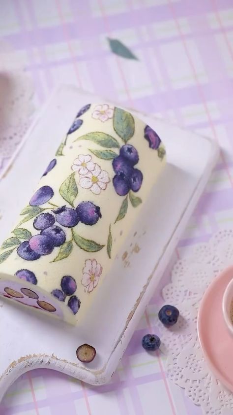 Instagram Cake Roll Design, Roll Cake Design, Roll Cake Decoration, Decorated Cake Roll, Strawberry Crepe Cake, Baking Instagram, Dessert Inspiration, Cake Video, Patterned Cake