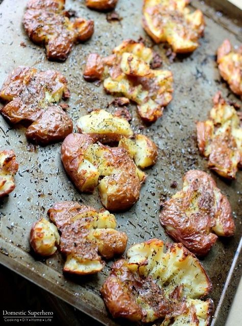 The BEST EVER Salty Herbed Smashed Red Potatoes Smashed Red Potatoes, Outdoor Griddle Recipes, Griddle Cooking Recipes, Red Potato Recipes, Diy Easy Recipes, Idee Pasto Sano, Potato Dishes, Red Potatoes, Veggie Dishes