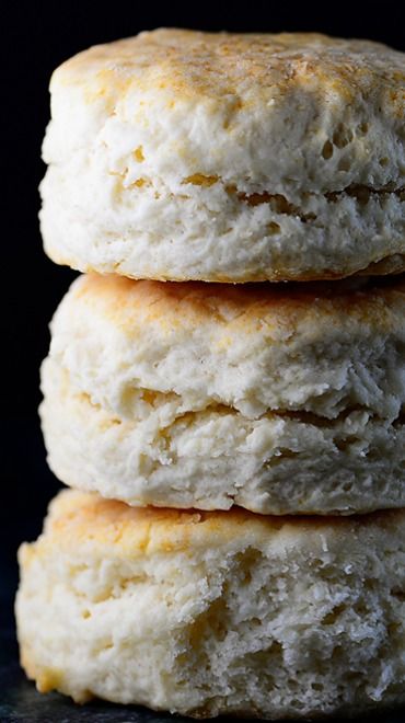 Cream Biscuit Recipe, 2 Ingredient Biscuits, Diy Easy Recipes, Tea Bread, Two Ingredient, Cream Biscuits, Biscuit Bread, Biscuit Rolls, Homemade Biscuits