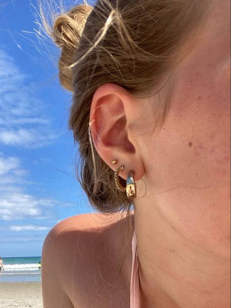 MY PHOTO PLS GIVE CREDIT IF REPOST #piercing #earrings#beach Beachy Earring Stack, Ears Pirsing, Peircings Earring Ideas, Ear Piercing Gold, 2nd Piercing, Summer Piercings, 2 Ear Piercings, Beachy Accessories, Third Piercing