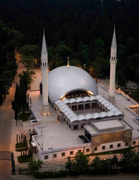 The Şakirin Mosque is thought to be the first Mosque in Turkey to be designed by women and it’s beautiful. The Mosque which is situated in Istanbul combines a contemporary and modern design whilst paying homage to traditional Ottoman design. The 500 capacity Mosque was designed by interior designer Zeynep Fadıllıoğlu Turkish Architecture, Mosque Design, Istanbul Hotels, Mosque Architecture, Religious Architecture, Beautiful Mosques, World Religions, Islamic World, Historical Place