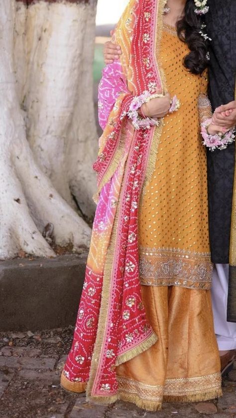 Mayoun Dress Pakistan, Mayoun Dress, Dholki Dress, Mayoon Dresses, Haldi Function Dress, Mayoon Bride, Pakistani Bridesmaids, Functional Dress, Mayon Dresses