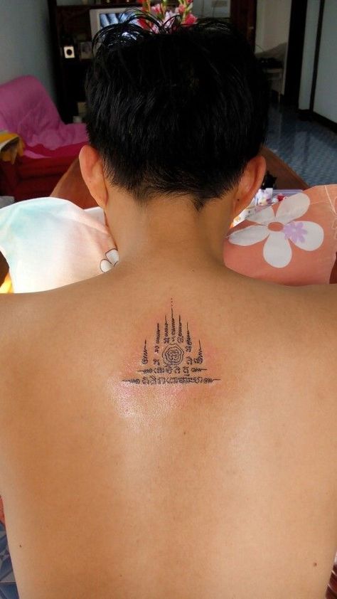 Small Thailand Tattoo Ideas, Small Sak Yant Tattoo, Small Thai Tattoo, Gao Yord Tattoo, Thailand Tattoo Thai Art, Sak Yant Back Tattoo, Buddism Tattoo Ideas, Thailand Tattoo Ideas, Thai Style Tattoo