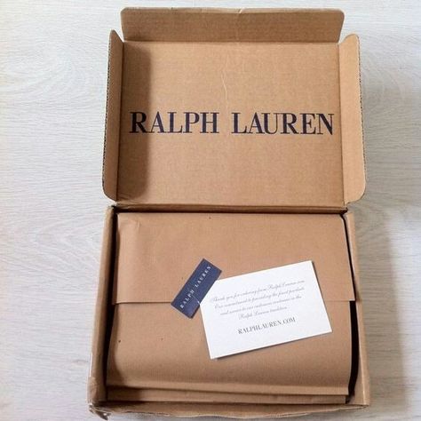 Ecommerce Packaging, Packaging Ideas Business, Clothing Packaging, Fashion Packaging, Phoebe Buffay, Eco Packaging, Chandler Bing, Unboxing Experience, Box Packaging Design