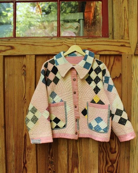 Quilted Patchwork Jacket, Quilt Outfit, Old Quilts Repurposed Ideas, Quilted Coat Outfit, Upcycled Quilt, 16 Patch Quilt, Quilt Clothes, Fall Quilt, Pink Quilt