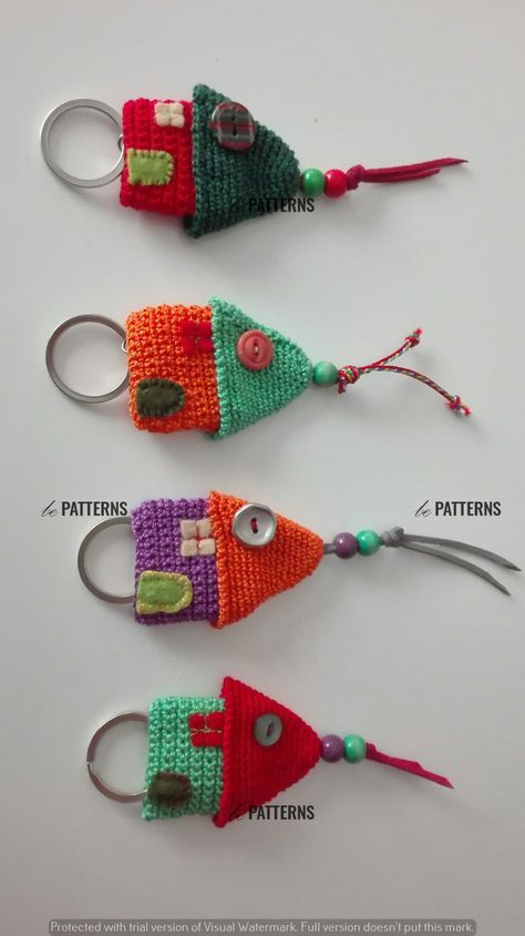 Crochet Food Charms: A Yummy Addition to Your Backpack Free Crochet Keychain, Diy Crochet Keychain, Crochet Keychain Ideas, Crochet Key Cover, Small Crochet Gifts, Crochet Granny Squares, Keychain Pattern, Keychain Ideas, Gilet Crochet