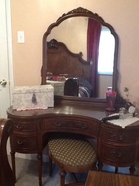 Love my vanity~ circa 1930's, love love love~ I had one in my twenties! now my hubs got me a new one last year! thank you???LOVE IT! Dark Brown Vanity Bedroom, Brown Vanity Bedroom, Dark Wood Vanity, Dark Vanity, Brown Vanity, In My Twenties, Handmade Wood Crafts, Dark Victorian, My Vanity